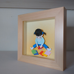 折り紙で遊ぶ幼い子(ペーパークラフト) 2枚目の画像