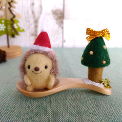 【受注制作】ハリネズミさんとクリスマスツリー（スプーンシリーズ小)☆羊毛フェルト 2枚目の画像
