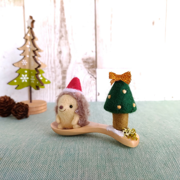 【受注制作】ハリネズミさんとクリスマスツリー（スプーンシリーズ小)☆羊毛フェルト 3枚目の画像