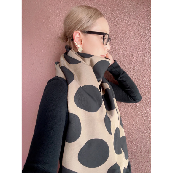 RATA❤️特別な素材感❤️上品で個性的な大柄ドットストール