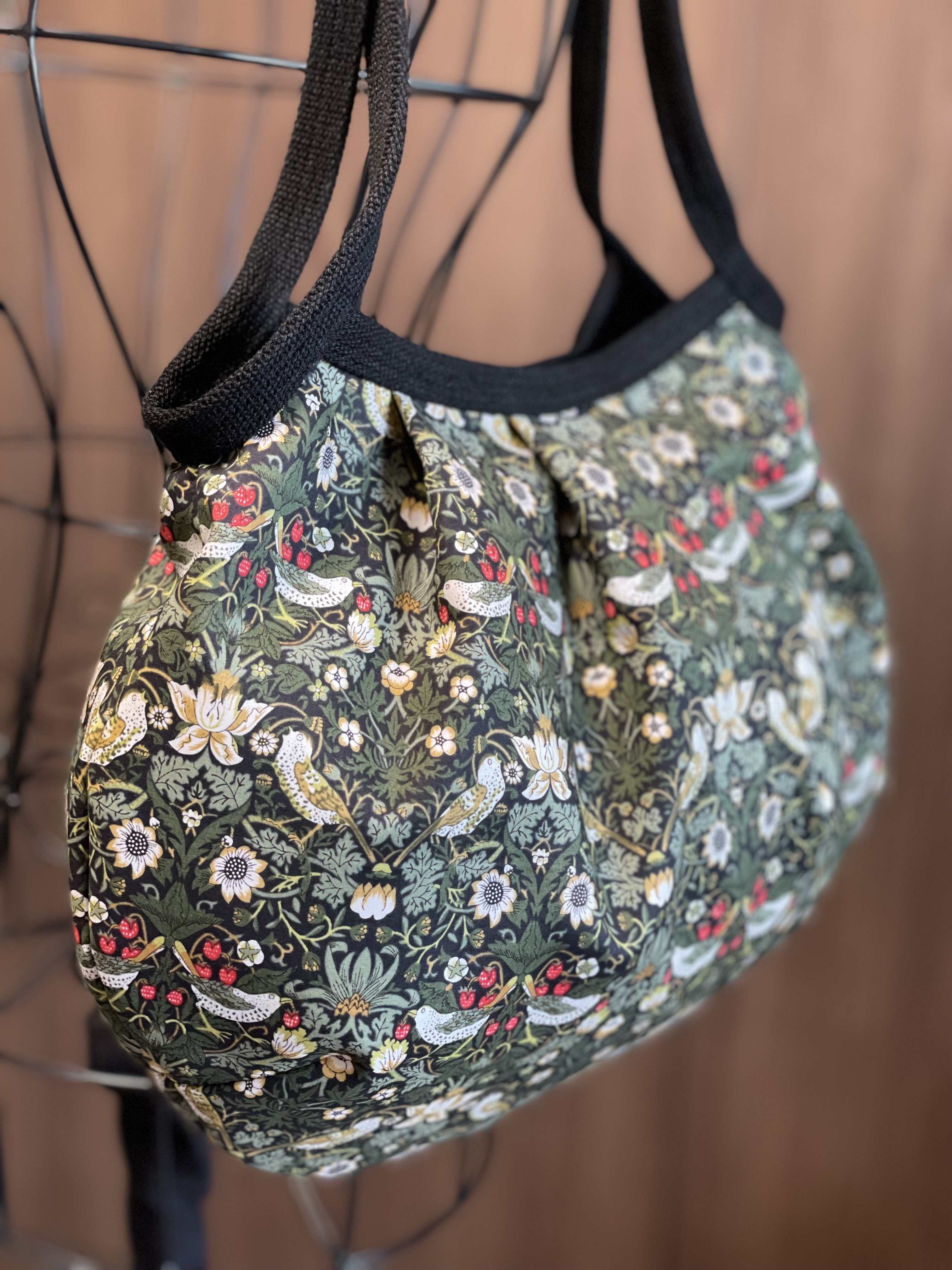 コロンと可愛いショルダーグラニーバッグ　 ストロベリーシーフ　カーキ×ブラック　◎選べる2サイズ