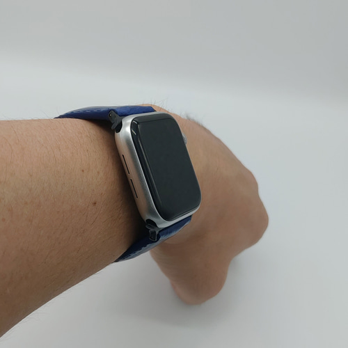 オーダーメイド　ワニ革　腕時計革ベルト　アップルウォッチ革ベルト　ストラップ アップルウォッチ用黒アリゲーター革二回巻きベルト。ワニ革使用