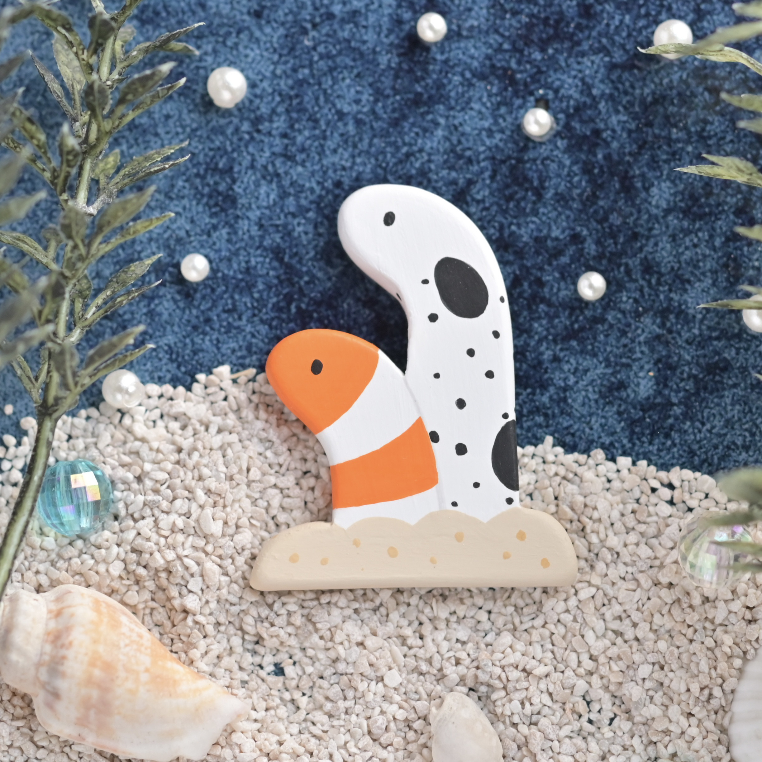 チンアナゴ　木彫ブローチ等