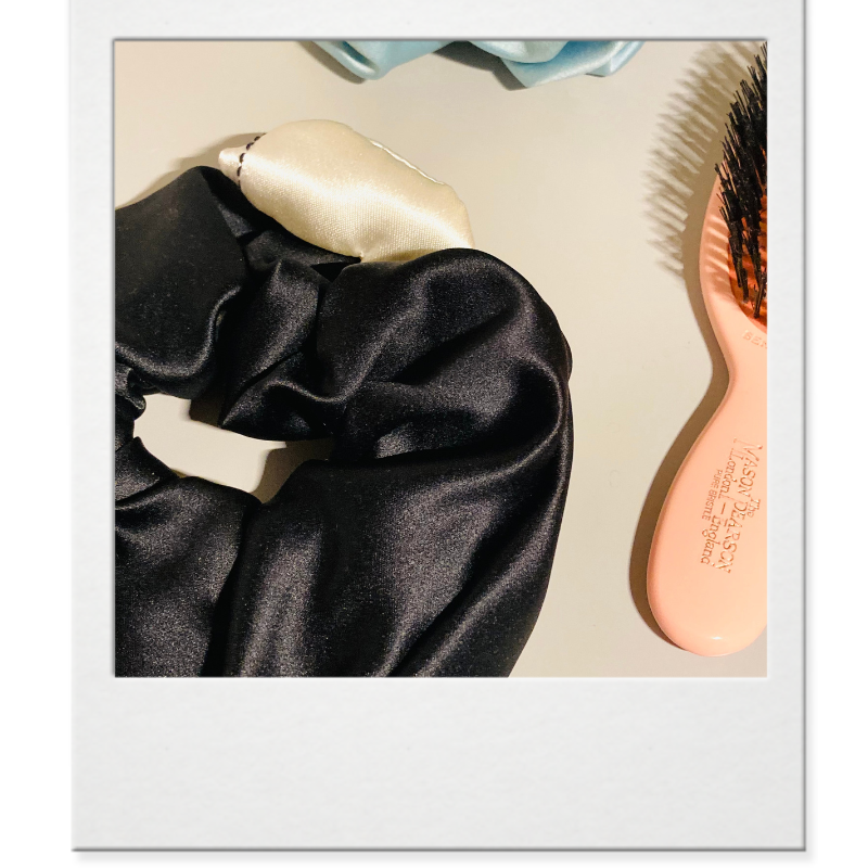 【シュシュ】サテン スワン〈黒〉