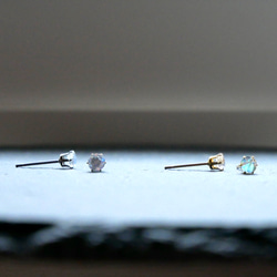 4mmレインボームーンストーンの一粒ピアス　サージカルステンレス　デイリー　フォーマル　オフィス　小さい　シンプル　春 3枚目の画像