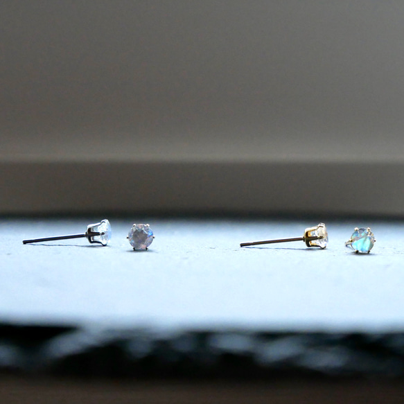 4mmレインボームーンストーンの一粒ピアス　サージカルステンレス　デイリー　フォーマル　オフィス　小さい　シンプル　春 3枚目の画像