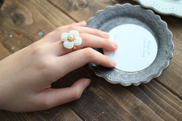 【再販】指もとにお花を...❁ビーズ刺繍のお花（ﾎﾜｲﾄ）の指輪 8枚目の画像