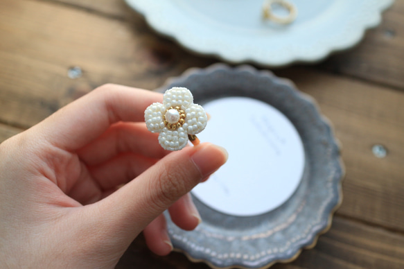 【再販】指もとにお花を...❁ビーズ刺繍のお花（ﾎﾜｲﾄ）の指輪 2枚目の画像