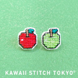 りんご【ブローチ】バッチ バッジ 果物 リンゴ 果物 フルーツ 刺繍 かわいい クロスステッチ ポップ オーダーメイド 1枚目の画像