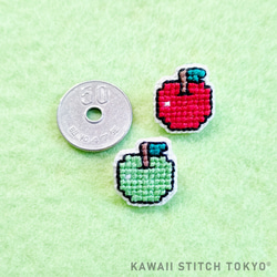 りんご【ブローチ】バッチ バッジ 果物 リンゴ 果物 フルーツ 刺繍 かわいい クロスステッチ ポップ オーダーメイド 2枚目の画像