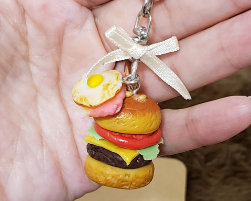 スイーツ型キャラクターキーホルダー　レア　ふわふわパン食べ物トイ スイーツ型キャラクターキーホルダー レア ふわふわパン食べ物トイ