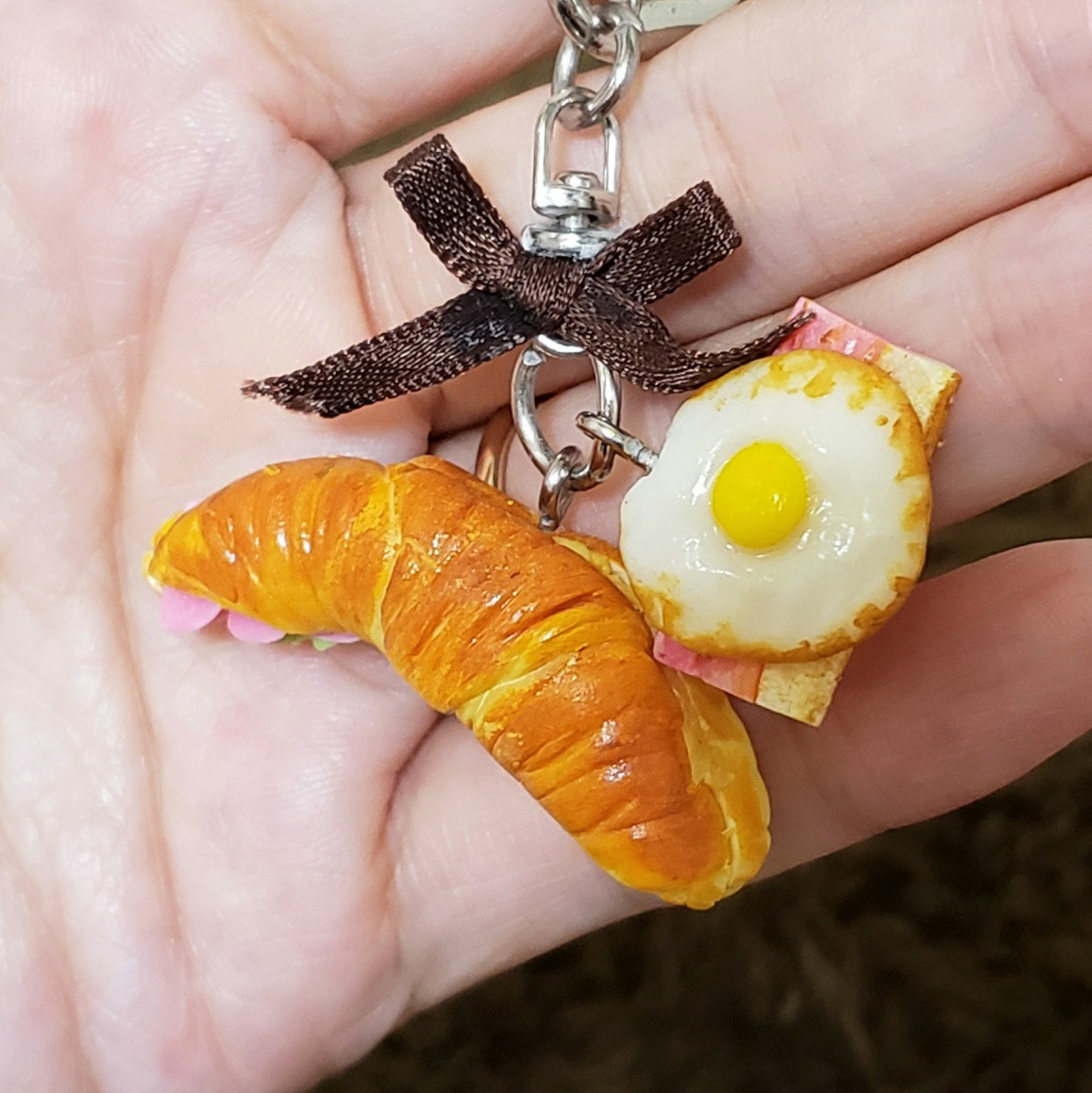 スイーツ型キャラクターキーホルダー　レア　ふわふわパン食べ物トイ