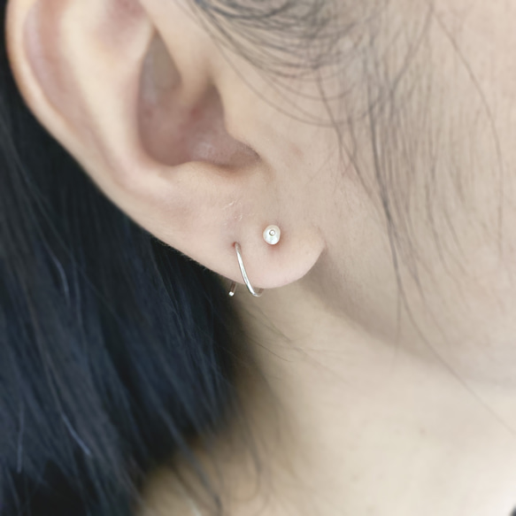 雙耳洞用 珍珠螺旋耳針(單只)(珍珠2.5-3mm)(螺旋直徑8mm)925純銀 第2張的照片