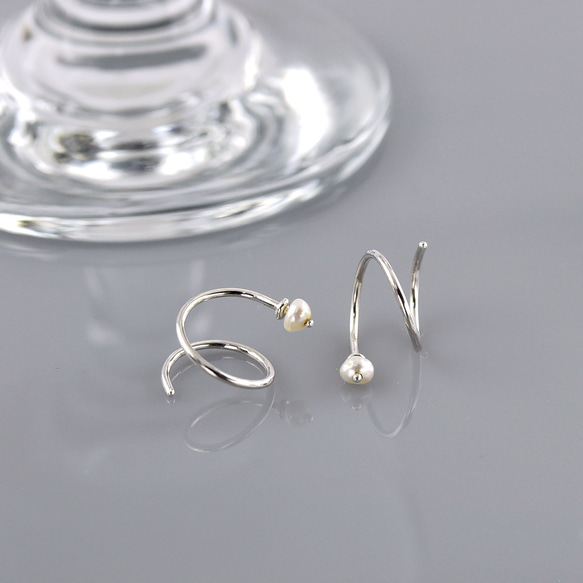 Hoop Double pierced earring with Pearl (Hoop diameter 8mm) 4枚目の画像