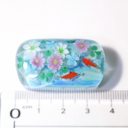 秋の花と金魚のとんぼ玉帯留め（ガラス玉） 帯留め 富松望 硝子