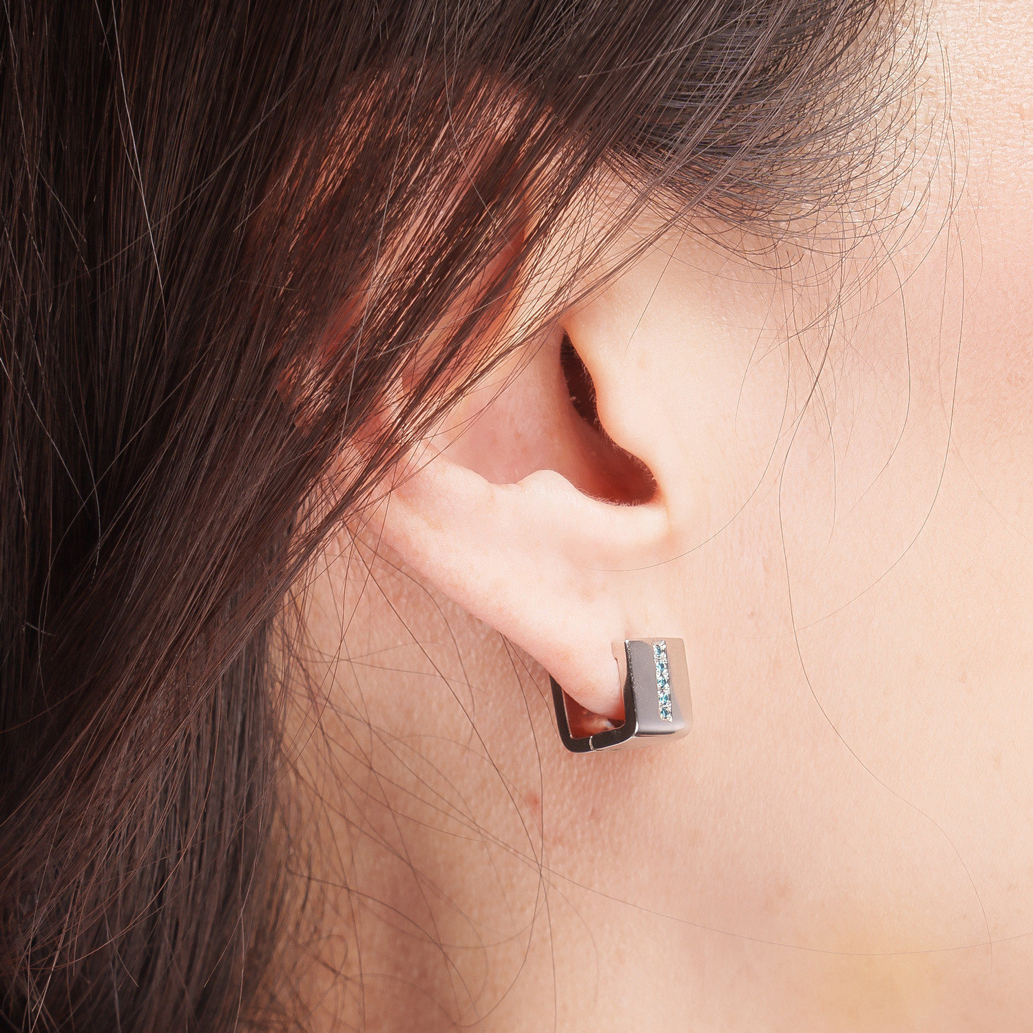 幅広スクエア　フープピアス　シルバー＋プラチナコーティング　ブルーダイヤ　センター入り