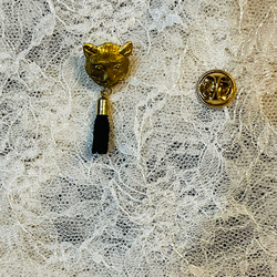 アメリカンヴィンテージ ブラス(真鍮) タッセルつき ネコのラペルピン(送料無料) 2枚目の画像
