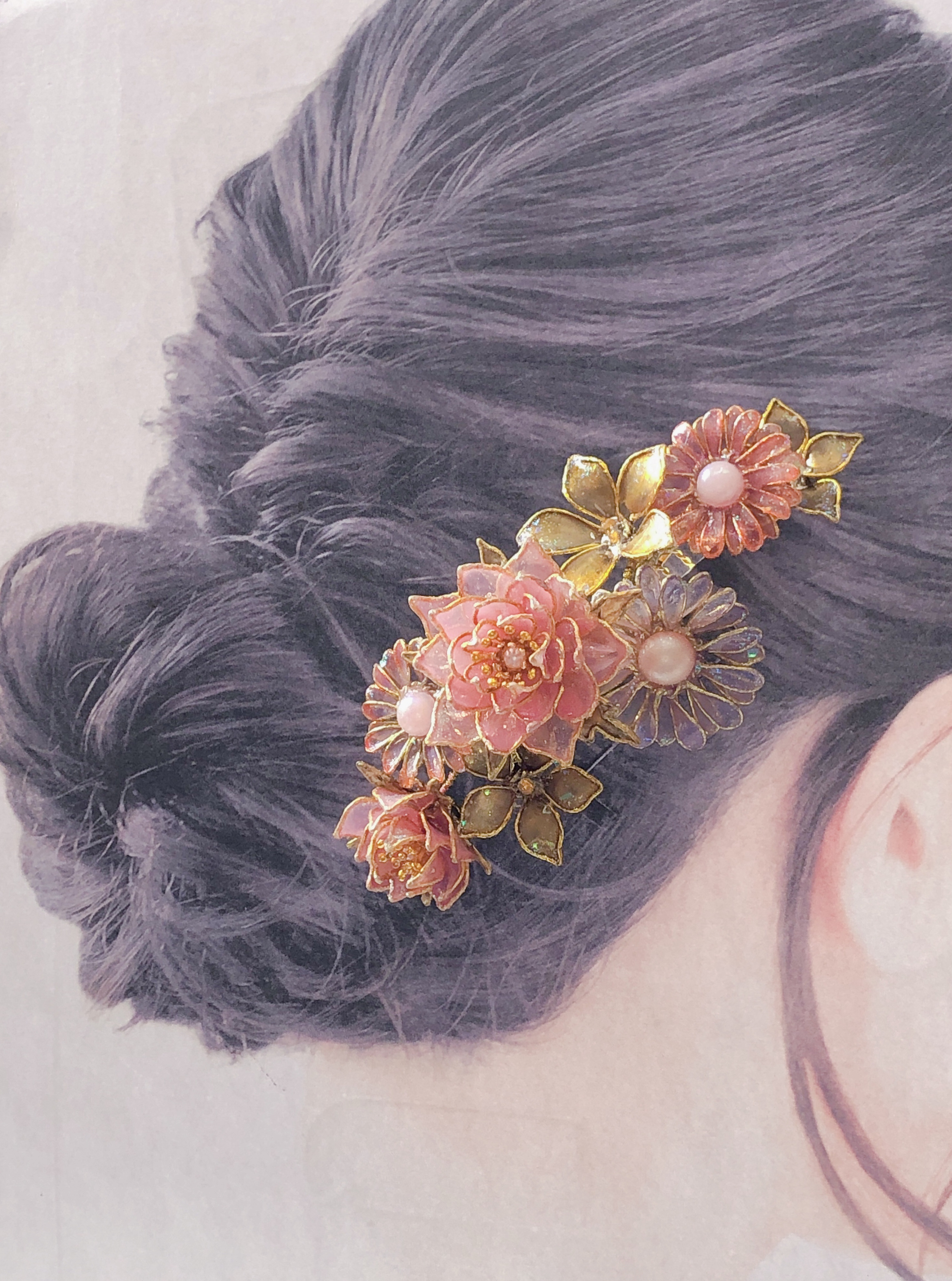 クリスマスローズとデージーのロマンティックコーム