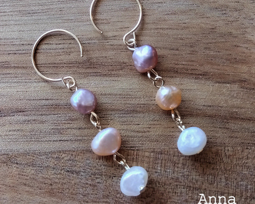 3色のいびつな淡水パールが揺れるK14GFピアス 金属 アレルギー