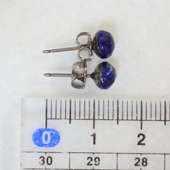 （獨一無二的物品）青金石玫瑰切割耳環（6 毫米，鈦柱） 第5張的照片