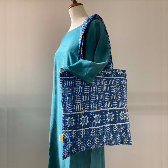 インドのカンタ刺繍バッグ　インディゴボーダー 1枚目の画像