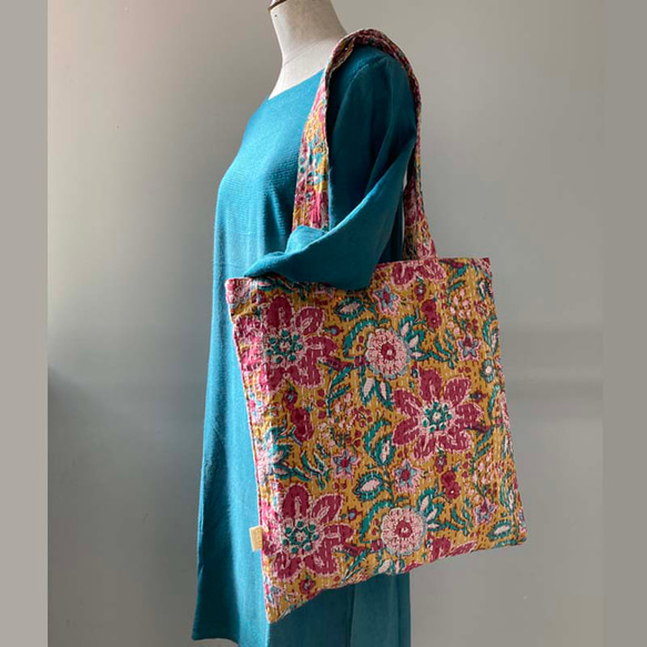 インドのカンタ刺繍バッグ　ターメリックフラワー 1枚目の画像