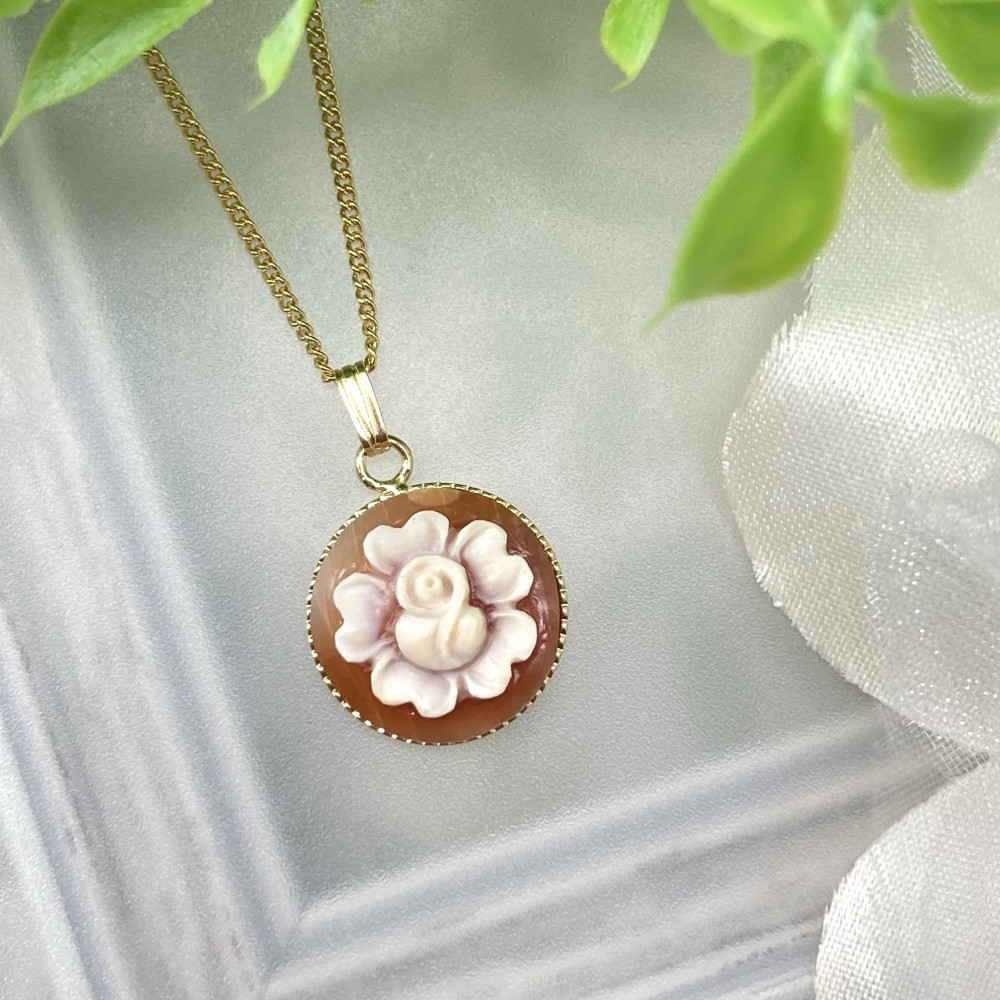 新品 薔薇とエレガントな女性 巻き上げ シェルカメオ 新品 薔薇とエレガントな女性 巻き上げ シェルカメオ
