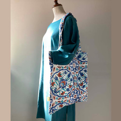 インドのカンタ刺繍バッグ　オリエンタルフラワー 1枚目の画像