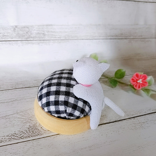 ねこちゃんのピンクッション ネコ 針山 針刺し つまみ細工 ちりめん