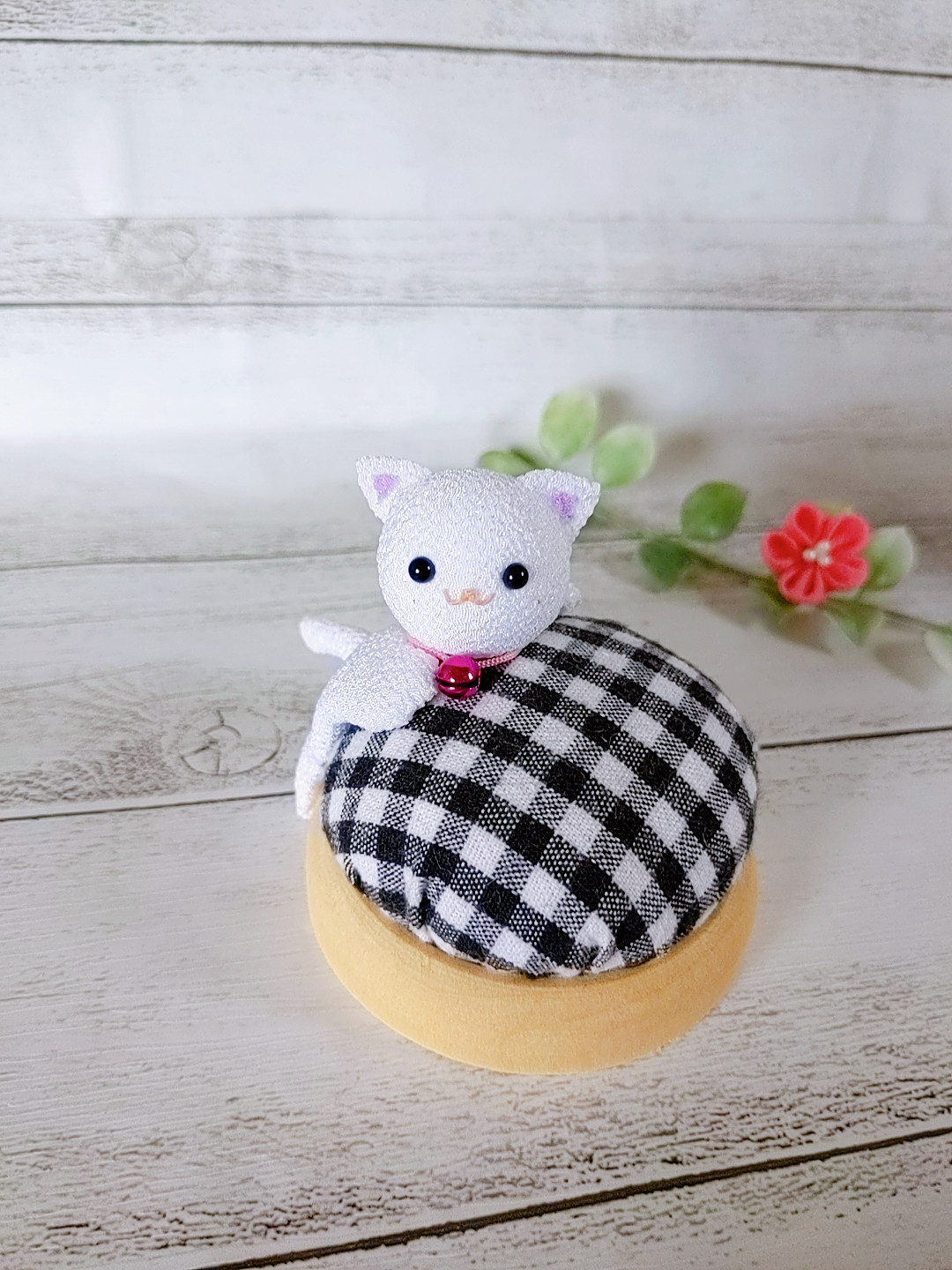 ちりめん細工　猫の釣りんぼ　古布　ハンドメイド１点物