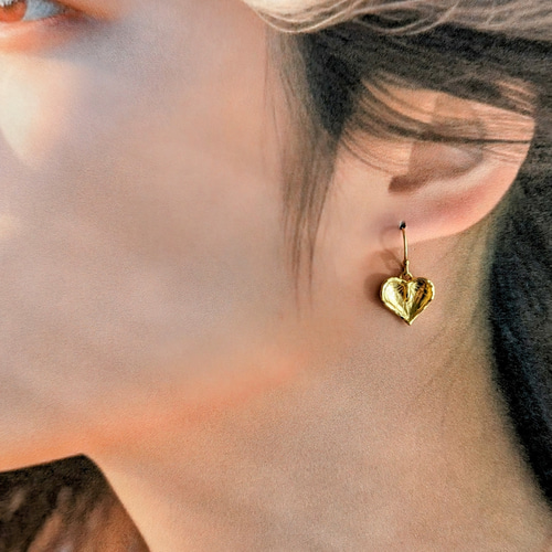 ハートのアンスリウムのフックピアス K18コーティング ピアス