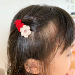 クリスマスカラーお花のぱっちんピン【レッド】ヘアピン　ベビー　キッズ　ニット　ヘアクリップ 2枚目の画像