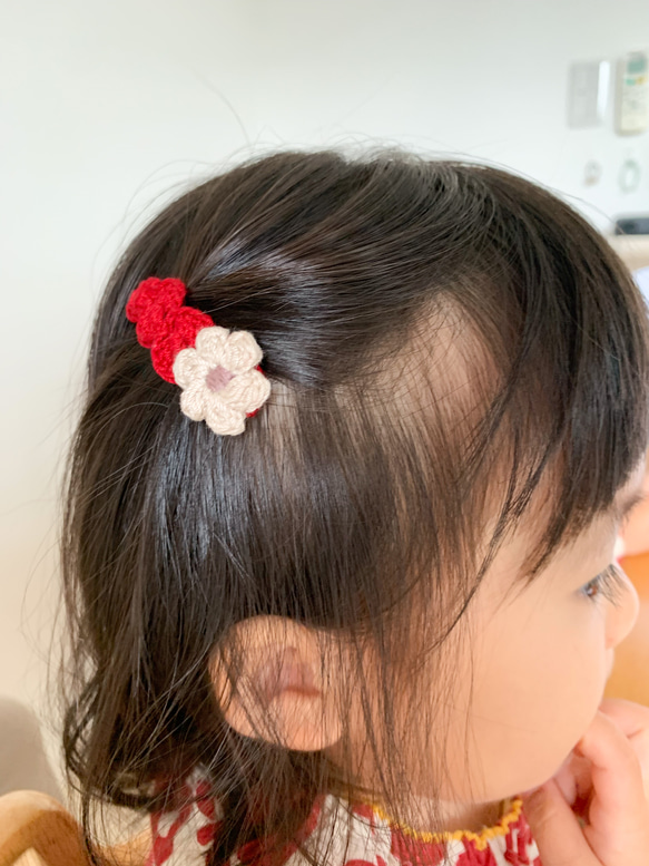 クリスマスカラーお花のぱっちんピン【レッド】ヘアピン　ベビー　キッズ　ニット　ヘアクリップ 2枚目の画像