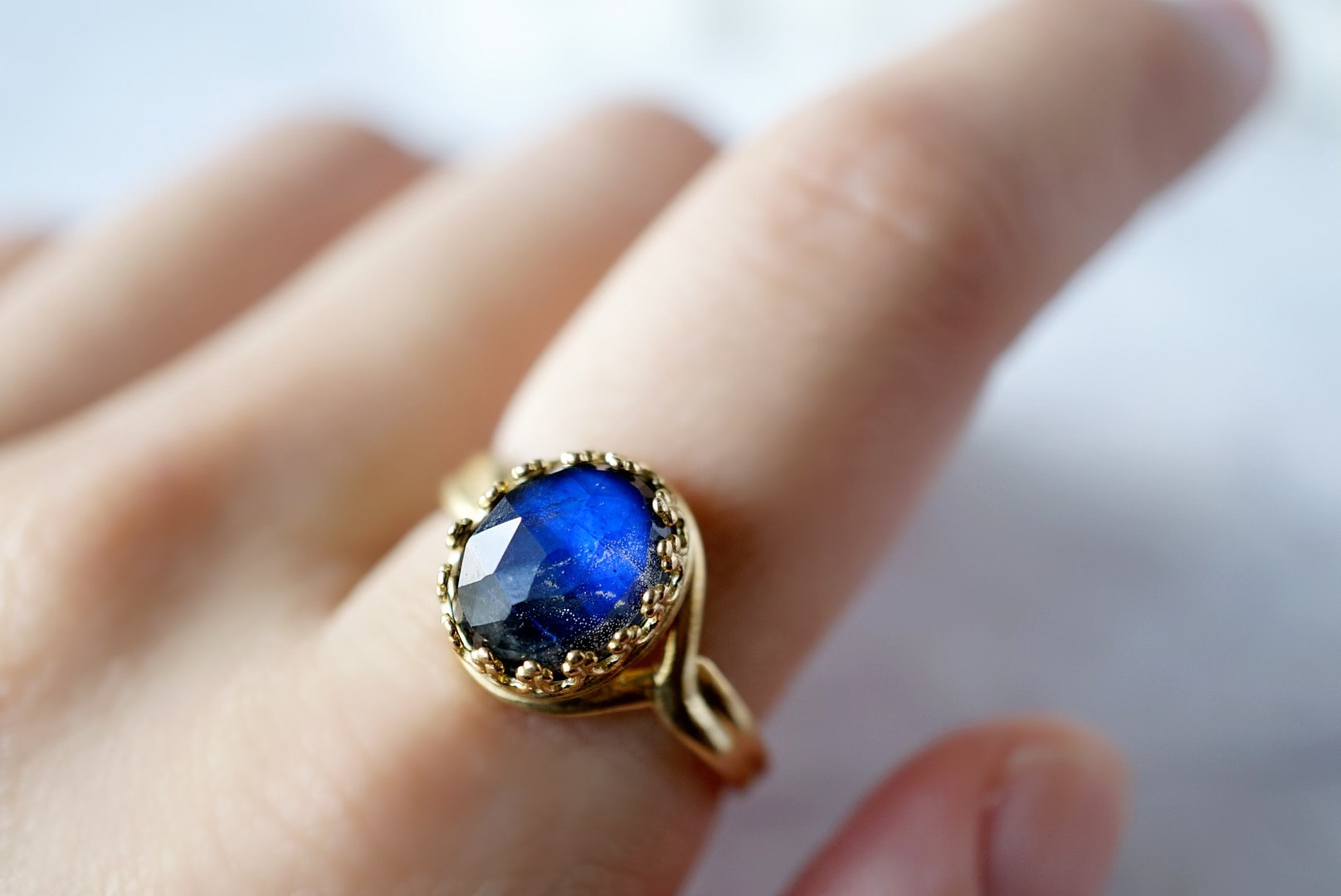 大きなラブラドライトのリング（フリーサイズ ）ゴールド　重ね付け　メンズ　ギフト　冬　クリスマス　大ぶり　指輪