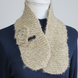 ガーター編みの手編みのマフラー（コサージュ付き） 2枚目の画像