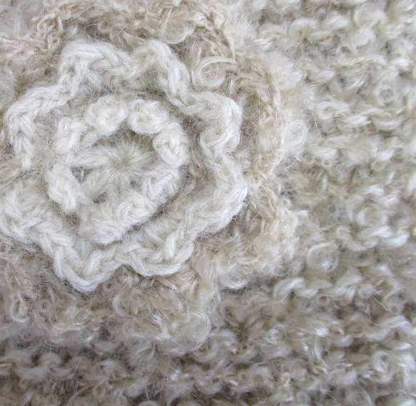 ガーター編みの手編みのマフラー（コサージュ付き） 3枚目の画像