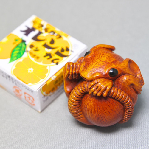 根付】丸鼠 ／ まるねずみ（御蔵島産 黄楊材 使用） 彫刻 伝吉_
