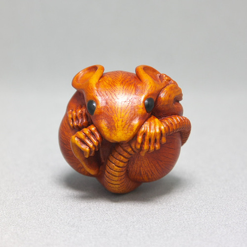 鼠の根付け ねずみのねつけ 希少 美品】ネズミ 鼠 根付 木彫 置物 工芸品 美術品 骨董 光玉 在銘