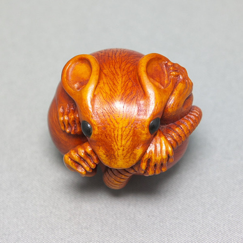 根付】丸鼠 ／ まるねずみ（御蔵島産 黄楊材 使用） 彫刻 伝吉_