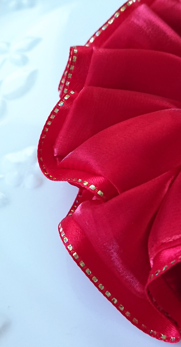 【上質なサテン・A・リボン付き】オーロララメが施されたリボン付きのシュシュ☆レッド/赤（ジルコニアのチャーム付き） 3枚目の画像