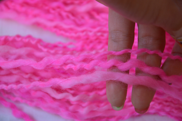 手染め糸　ウールなみなみスラブ　HOT　pink　nijiyarn 6枚目の画像