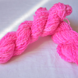 手染め糸　ウールなみなみスラブ　HOT　pink　nijiyarn 1枚目の画像