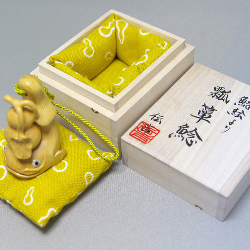 根付・彫刻】瓢箪鯰 ／ ひょうたんなまず（御蔵島産 黄楊材 使用