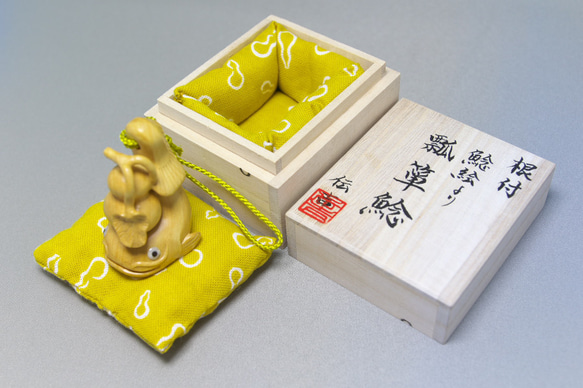 【根付・彫刻】瓢箪鯰 ／ ひょうたんなまず（御蔵島産 黄楊材 使用） 瓢箪鯰