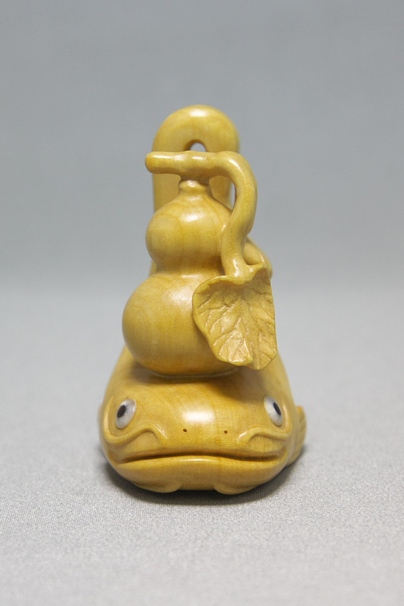 【根付・彫刻】瓢箪鯰 ／ ひょうたんなまず（御蔵島産 黄楊材 使用） 瓢箪鯰