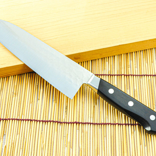 土佐打刃物 鍛造三徳包丁 180 日立青紙2号鋼 両刃 槌目磨 口金有 黒