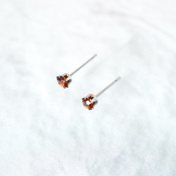 【天然石マデイラシトリンのシンプルな一粒スタッドピアス】オレンジ/4mm/サージカルステンレス / つけっぱなしOK 3枚目の画像