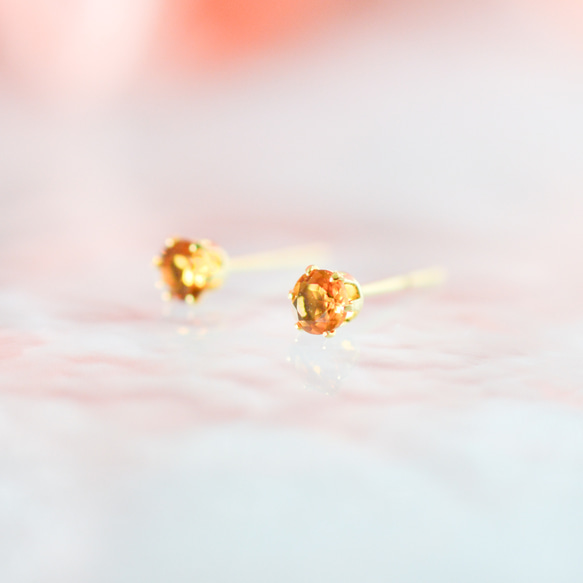 【天然石マデイラシトリンのシンプルな一粒スタッドピアス】オレンジ/4mm/サージカルステンレス / つけっぱなしOK 5枚目の画像