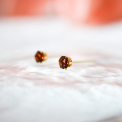 【天然石マデイラシトリンのシンプルな一粒スタッドピアス】オレンジ/4mm/サージカルステンレス / つけっぱなしOK 8枚目の画像