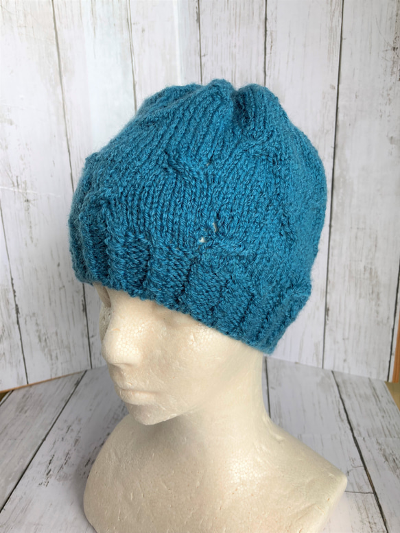 ニット帽、落ち着いたブルー、透かし編み©、毛100％、受注制作 1枚目の画像